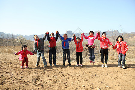 乡村小学生跳跃图片