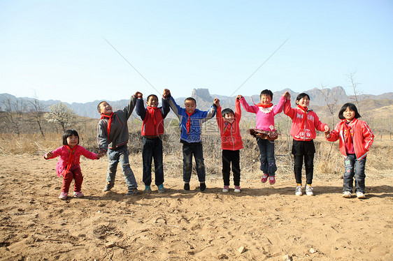 乡村小学生跳跃图片