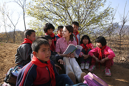 乡村老师给小学生讲课图片