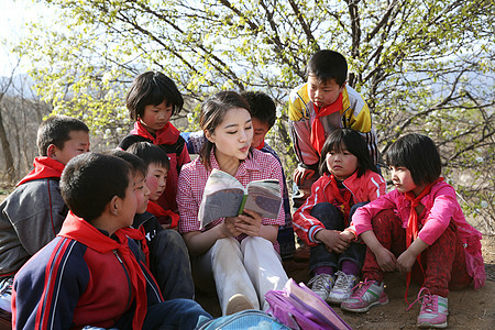 乡村老师给小学生讲课图片