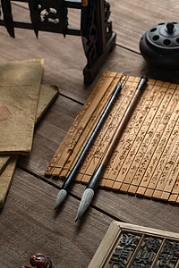 毛笔元素桌面上的竹简和毛笔背景