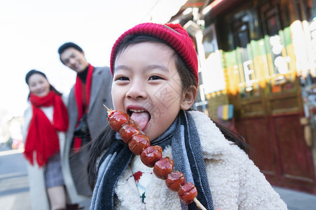 快乐的小女孩吃糖葫芦图片