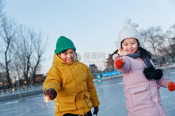 快乐儿童在溜冰场放烟花图片