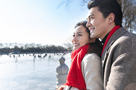 浪漫夫妻在溜冰场高清图片