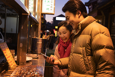 青年夫妇逛街高清图片