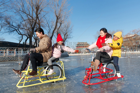快乐的一家四口在滑冰场玩耍图片