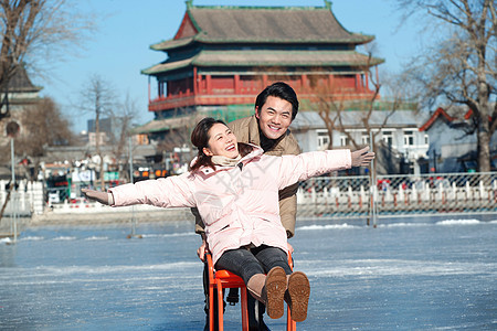 浪漫夫妻在溜冰场图片