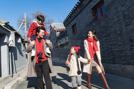 青年夫妇带着孩子逛街购物图片