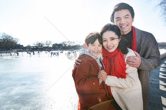 快乐的一家人在滑冰场图片