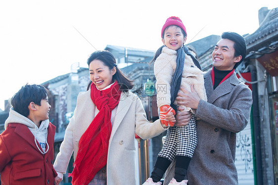 幸福的一家人逛街旅行图片