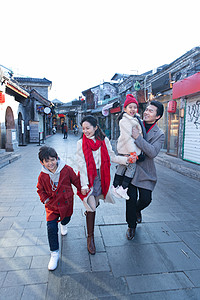 风景和人幸福的一家人逛街旅行背景