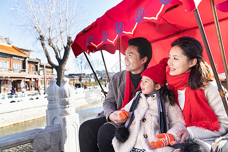 小孩风景一家三口坐人力黄包车旅游背景