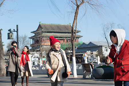 一家四口快乐旅行图片