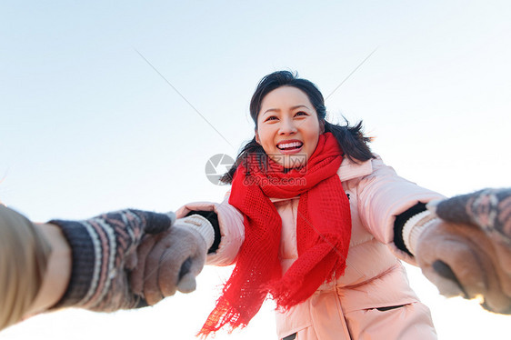 快乐的青年夫妇在溜冰场图片