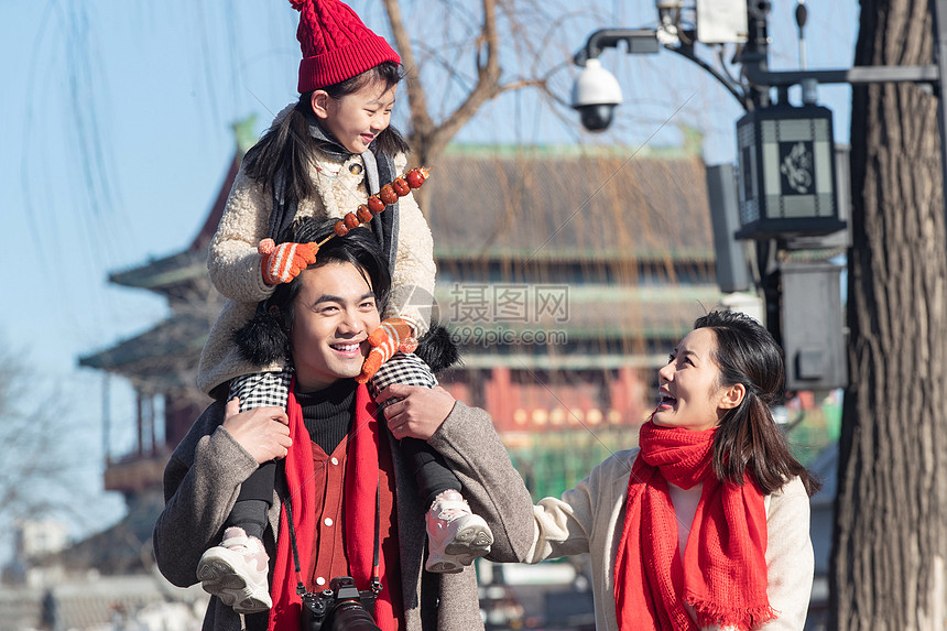 快乐旅行的三口之家高清图片下载-正版图片507640251-摄图网