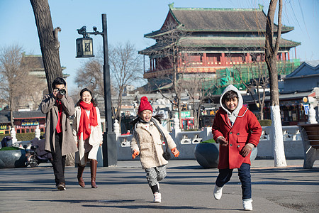 一家四口快乐旅行图片