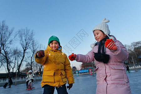 快乐儿童在溜冰场放烟花图片