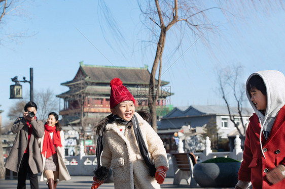 一家四口快乐旅行图片