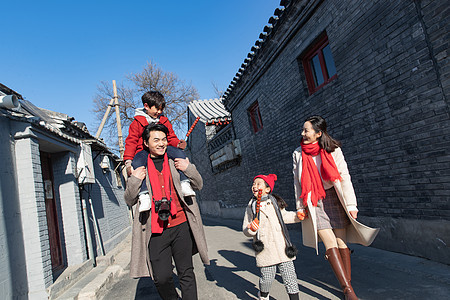 青年夫妇带着孩子逛街购物图片