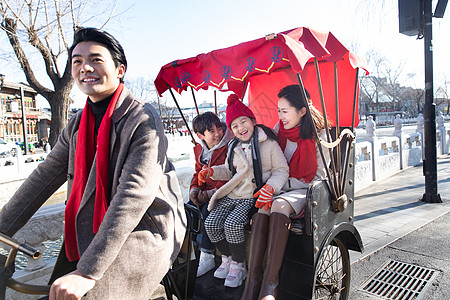 亲吻妈妈一家四口坐人力黄包车旅游背景