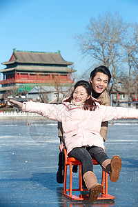 浪漫夫妻在溜冰场图片