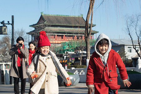 一家四口快乐旅行图片