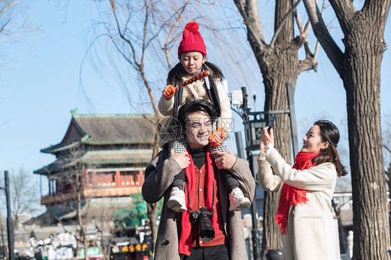 年轻父母带着女儿快乐旅行图片