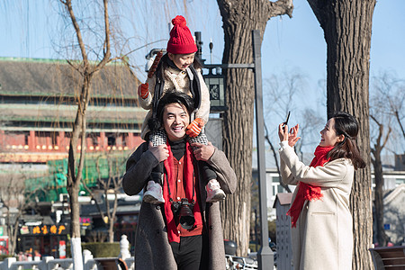 年轻父母带着女儿快乐旅行图片