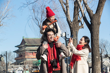 父母旅游年轻父母带着女儿快乐旅行背景