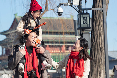 年轻父母带着女儿快乐旅行图片