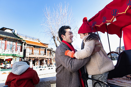 父亲带着孩子坐黄包车旅行图片