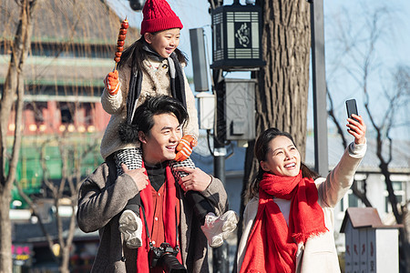 年轻父母带着女儿快乐旅行图片