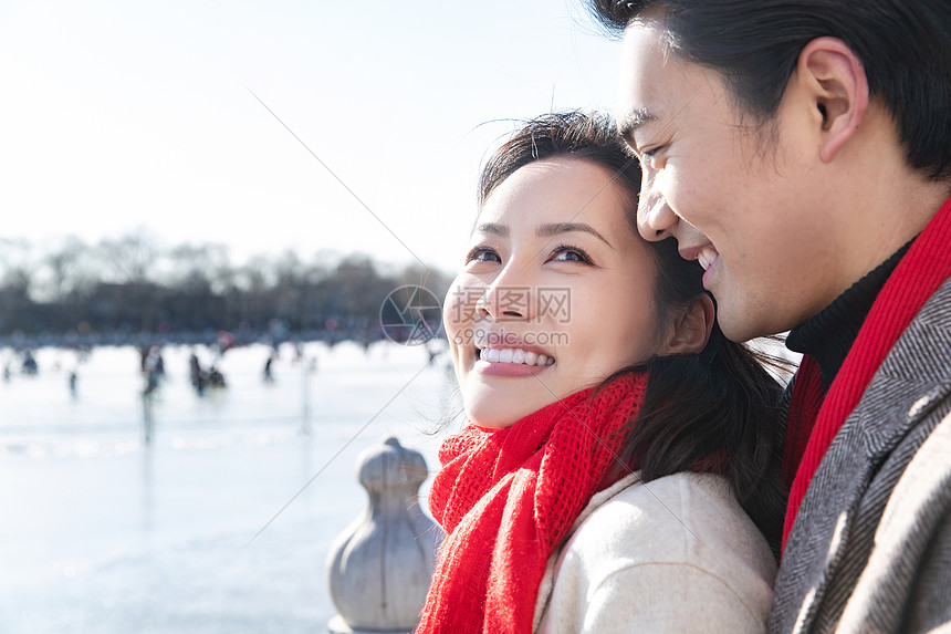 相拥的浪漫夫妻图片