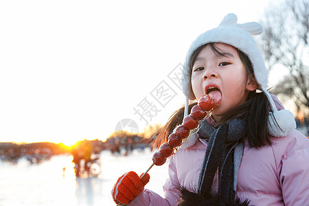 吃糖葫芦的孩子快乐的小女孩吃糖葫芦背景