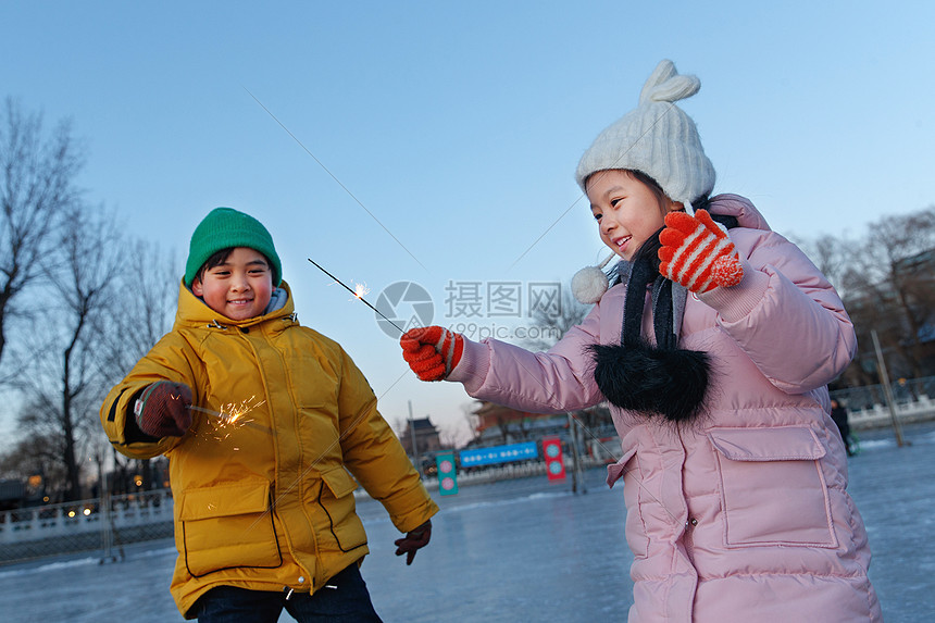 快乐儿童在溜冰场放烟花图片