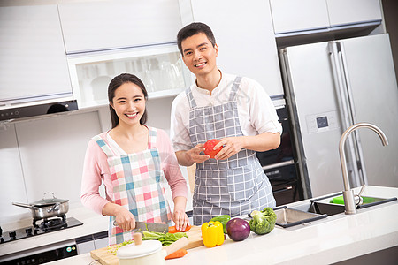 年轻夫妇在厨房图片