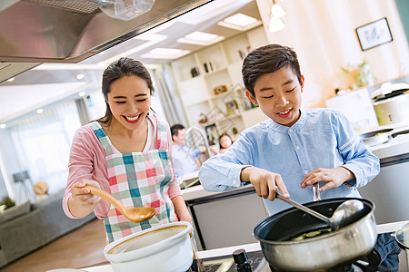 年轻妈妈和儿子在厨房高清图片