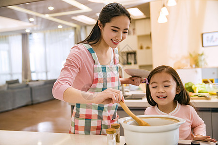 年轻妈妈和女儿在厨房高清图片