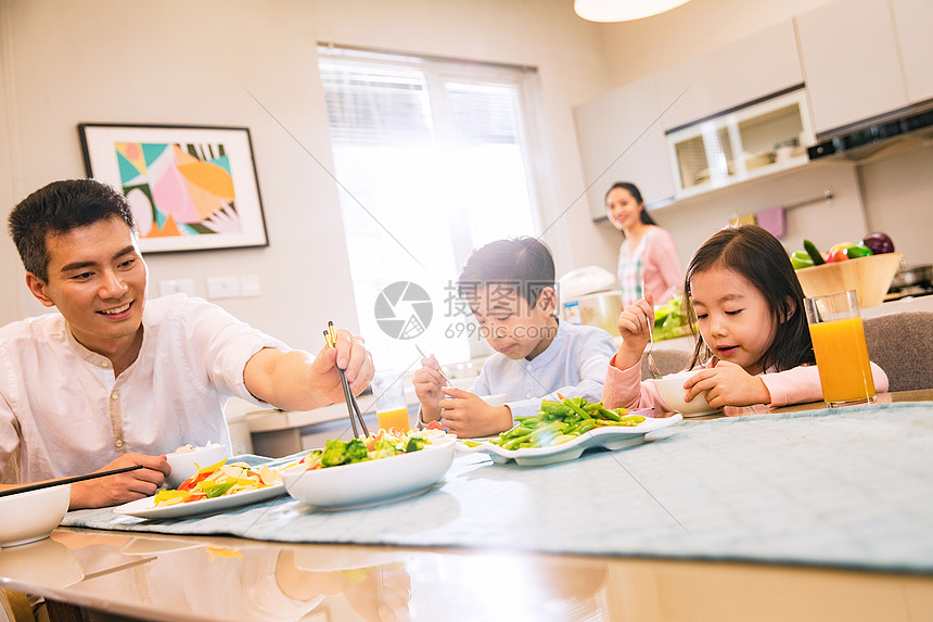 幸福家庭在吃饭图片