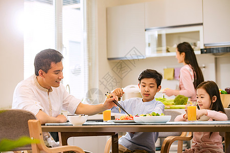 幸福家庭在吃饭高清图片