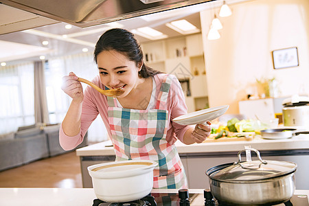 青年女人在厨房煲汤图片