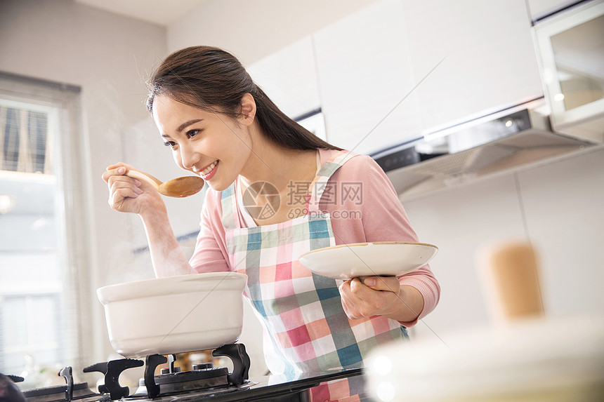 青年女人在厨房煲汤图片