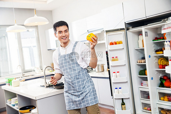 青年男人在厨房图片