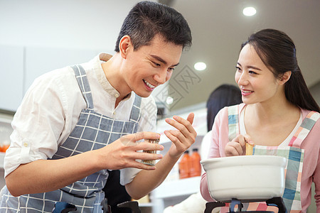 年轻夫妇在厨房煲汤图片