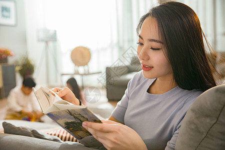 母亲和男孩女孩在客厅图片