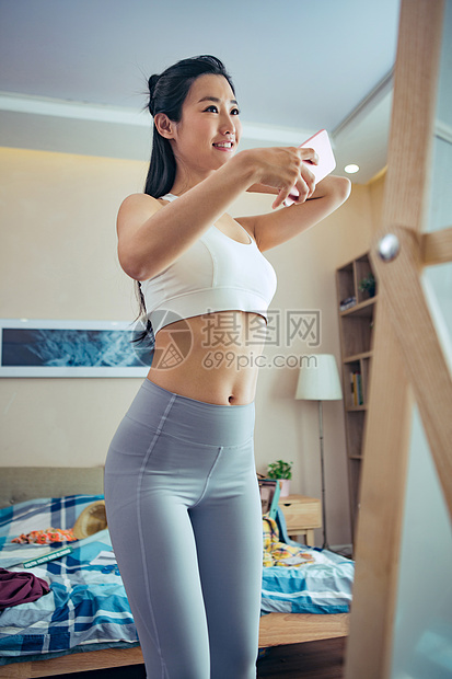 青年女人健身图片