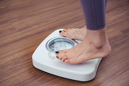 青年女人测量体重图片