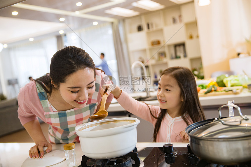 年轻妈妈和女儿在厨房图片