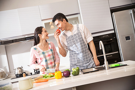 年轻夫妇在厨房图片