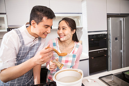 煮饭煲汤年轻夫妇在厨房煲汤背景